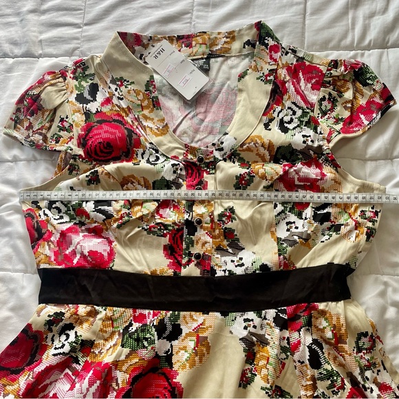 XL H&R Hearts & Roses Pixilated Floral Dress - Picture 8 of 11